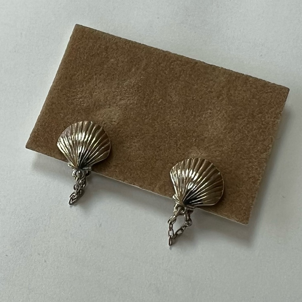 Vintage, magnetic SHELL design earrings. Small. Reversible.